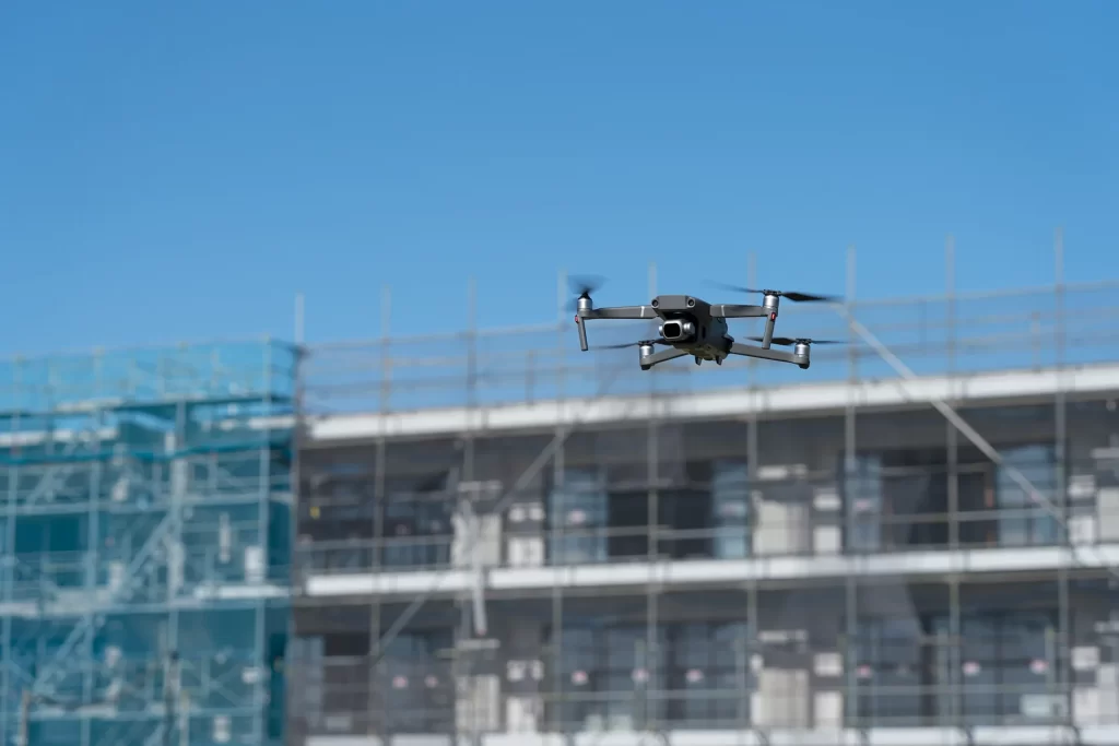 建設業・不動産業のドローン空撮活用|上から伝える現場と物件